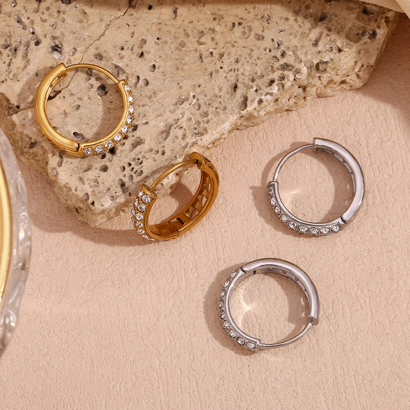 Funkelnde und hohle Herzohrringe