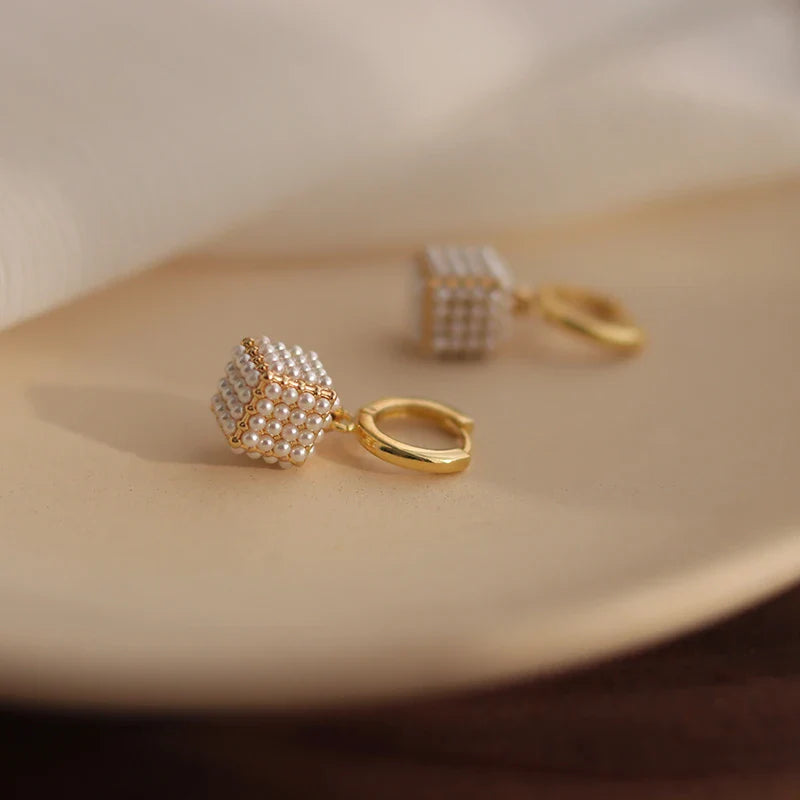 Ohrringe mit quadratischem Perlenanhänger