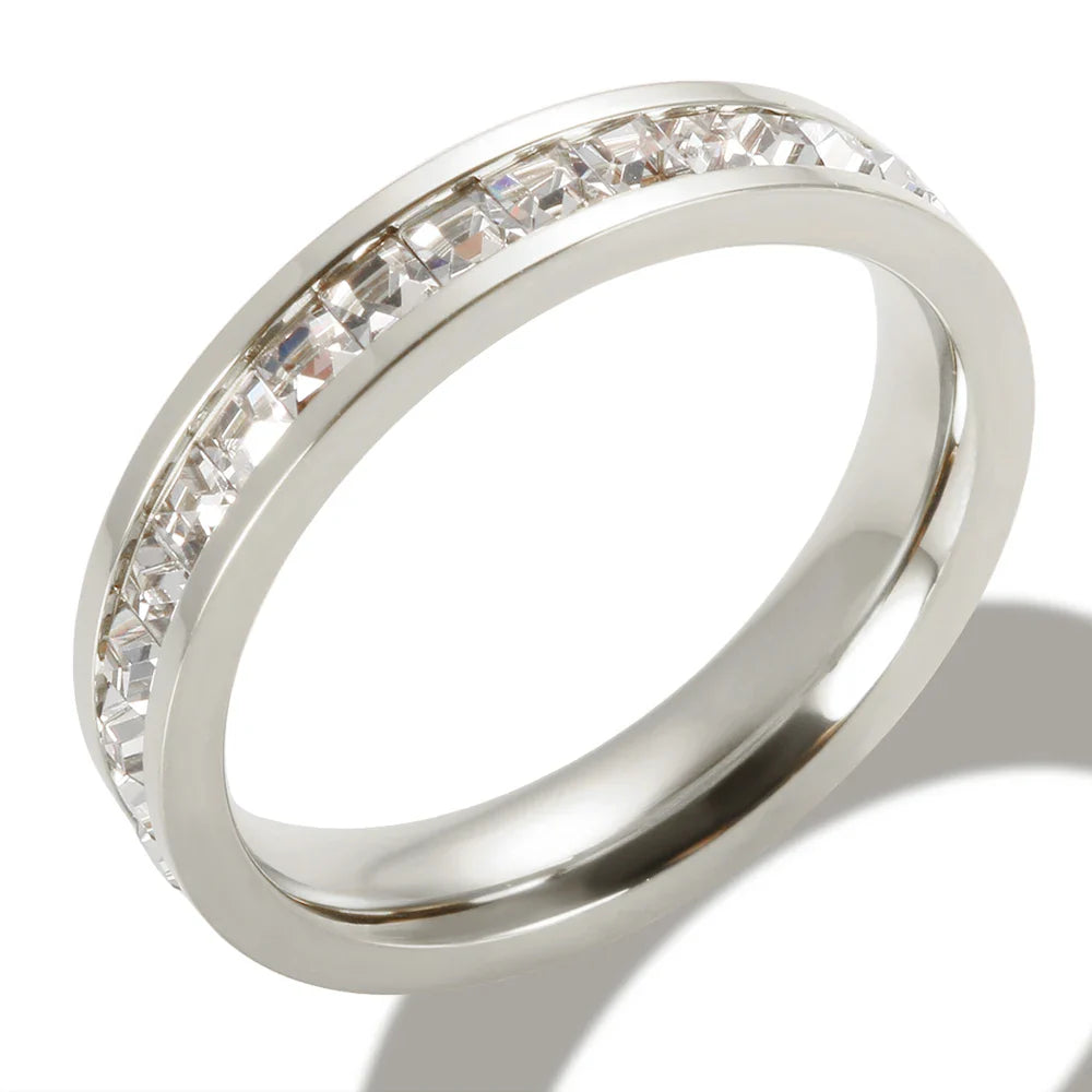 Ring mit Vollsteinen und Zirkonia