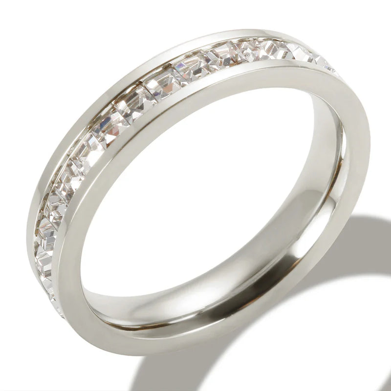 Ring mit Vollsteinen und Zirkonia