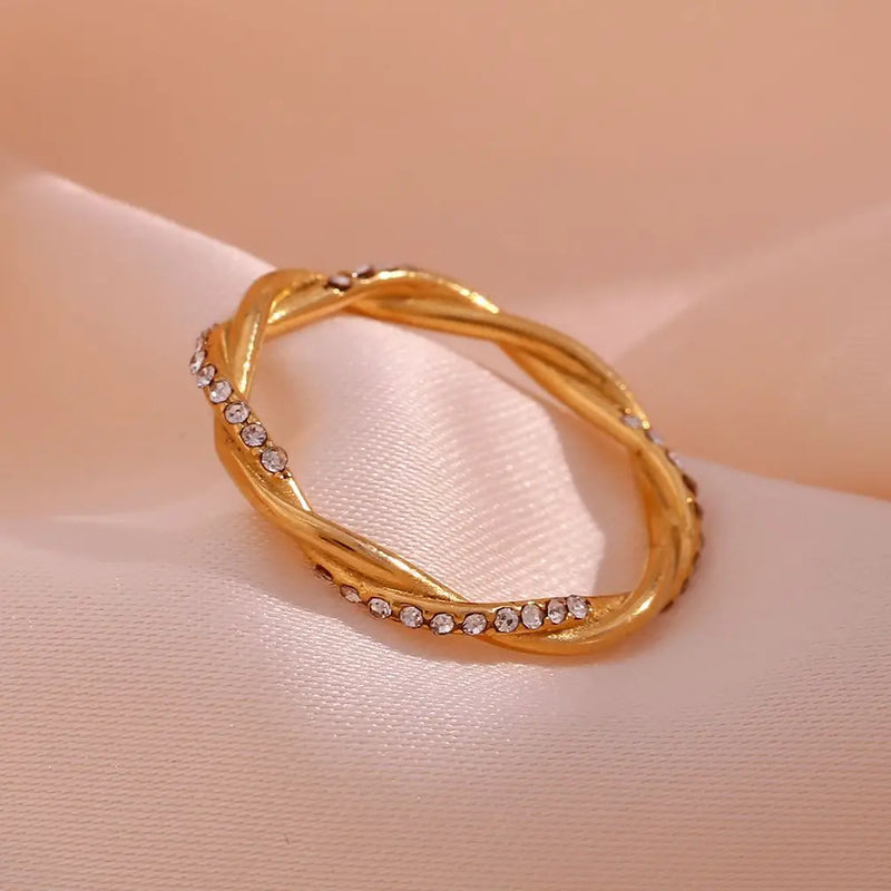 Gedrehter Ring mit Kristallen