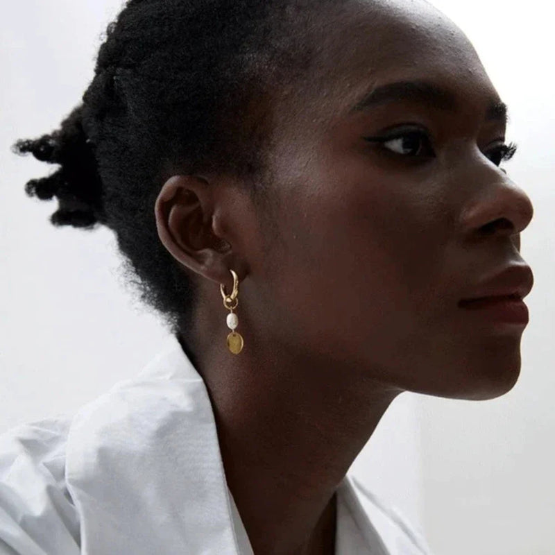 Tropfenohrringe mit Perlenanhänger und Blumenmotiv