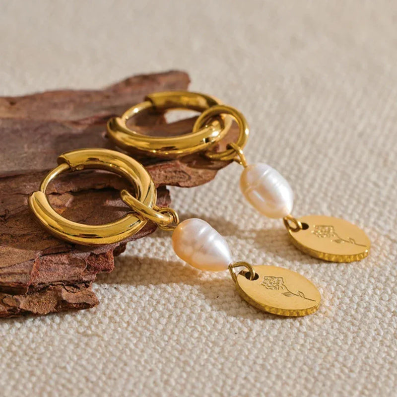 Tropfenohrringe mit Perlenanhänger und Blumenmotiv