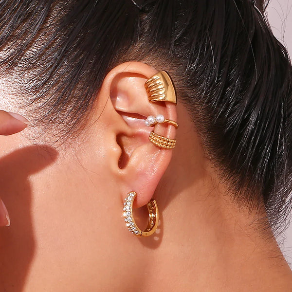 Funkelnde und hohle Herzohrringe