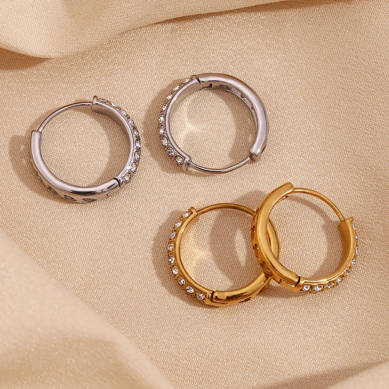 Funkelnde und hohle Herzohrringe