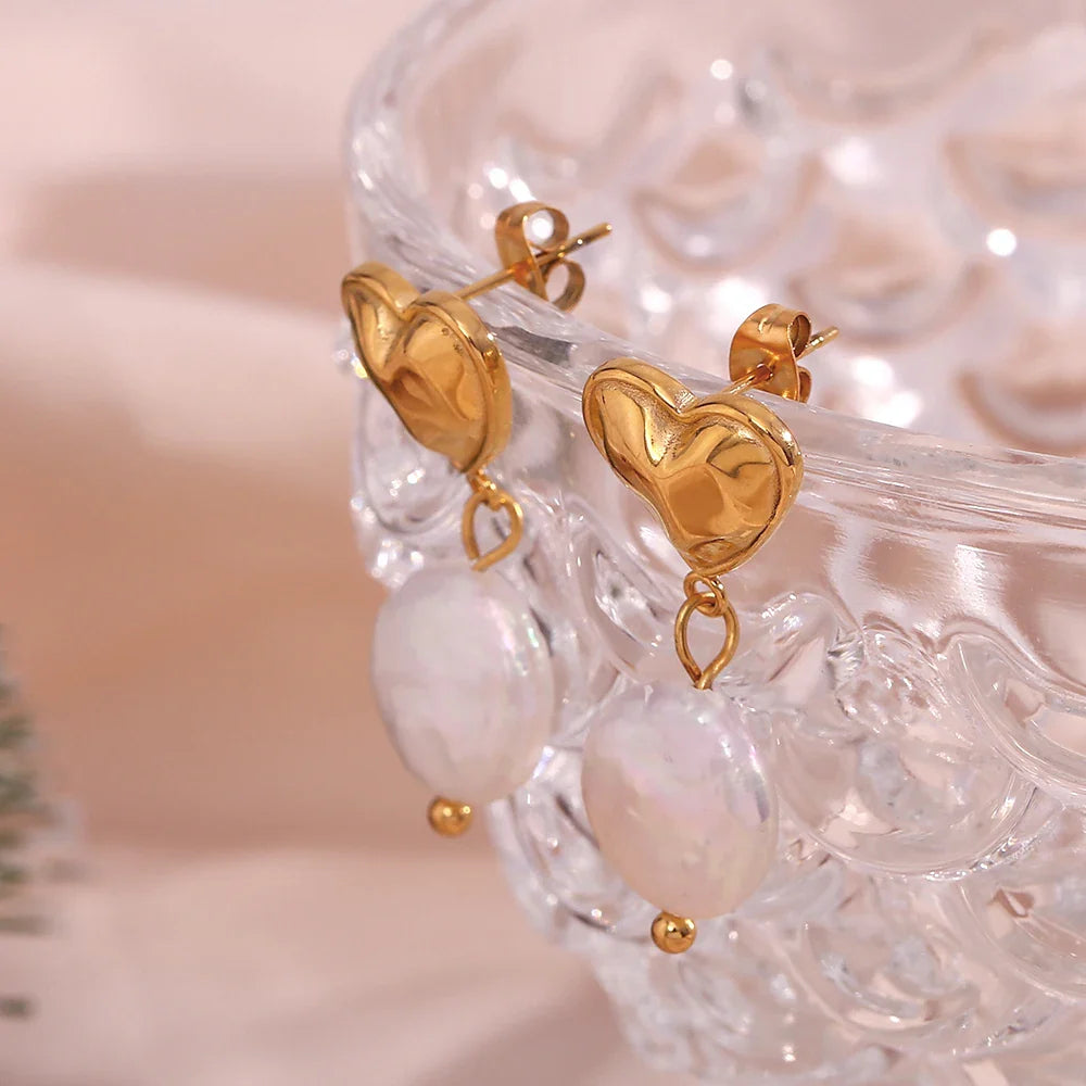 Runde Ohrhänger mit Süßwasserperlen in Herzform