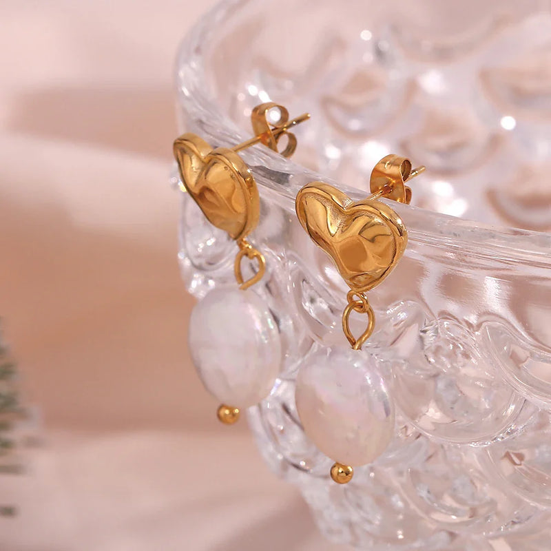 Runde Ohrhänger mit Süßwasserperlen in Herzform