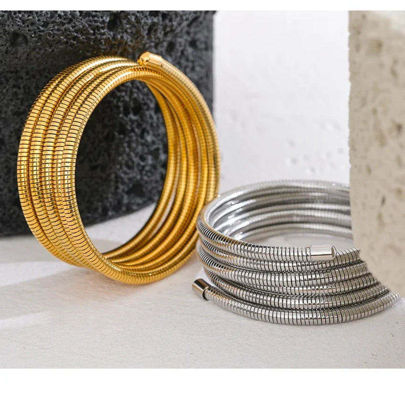 Goldenes Spiralarmband