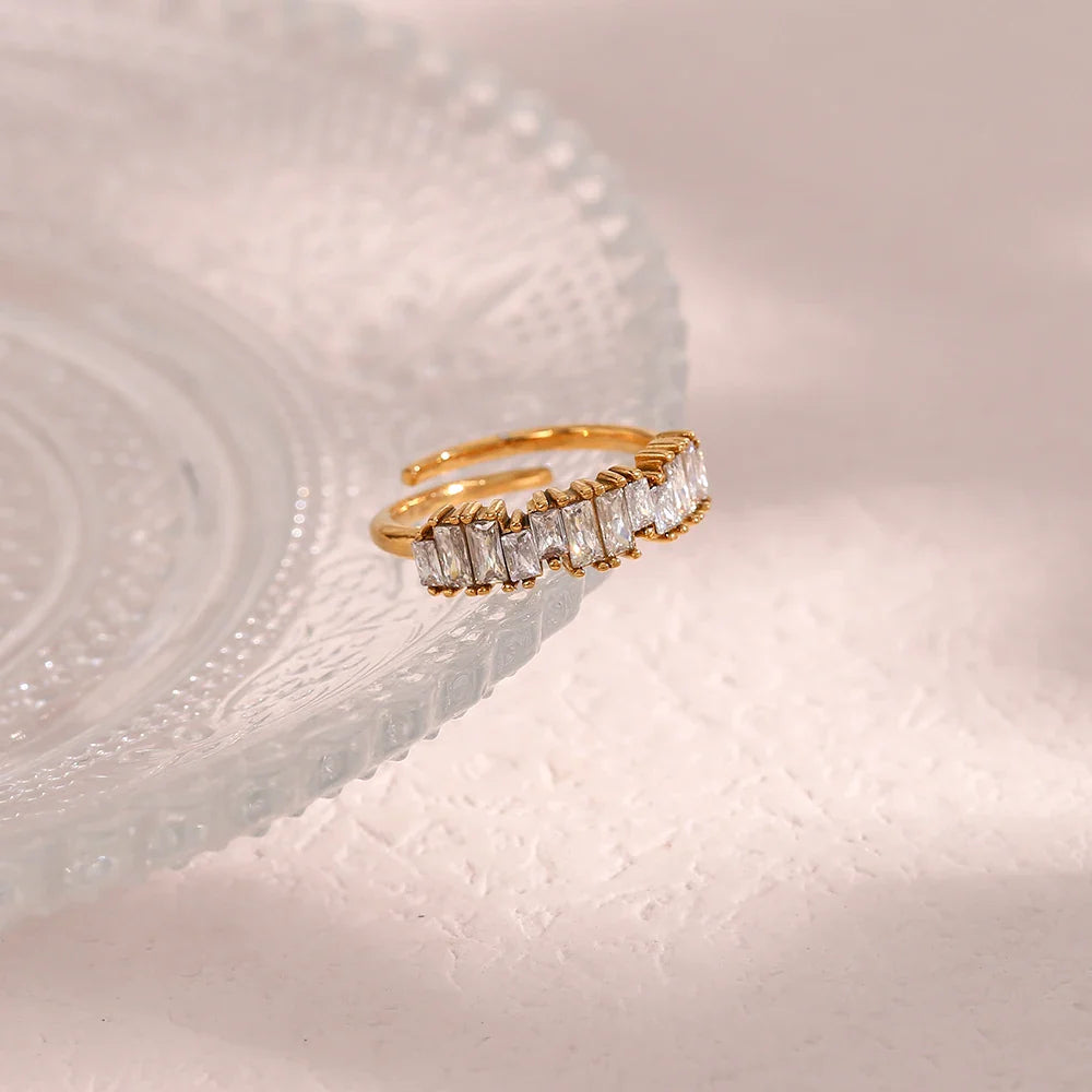 Glänzender Ring mit Zirkonia