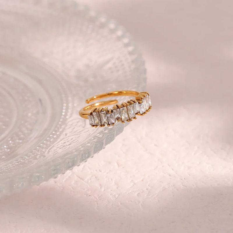 Glänzender Ring mit Zirkonia