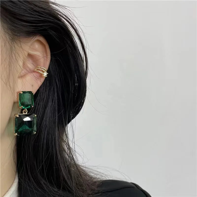 Luxuriöse Ohrringe mit geometrischem Anhänger