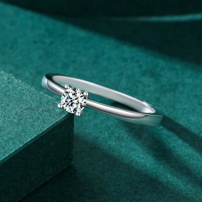 Silberner klassischer funkelnder Ring