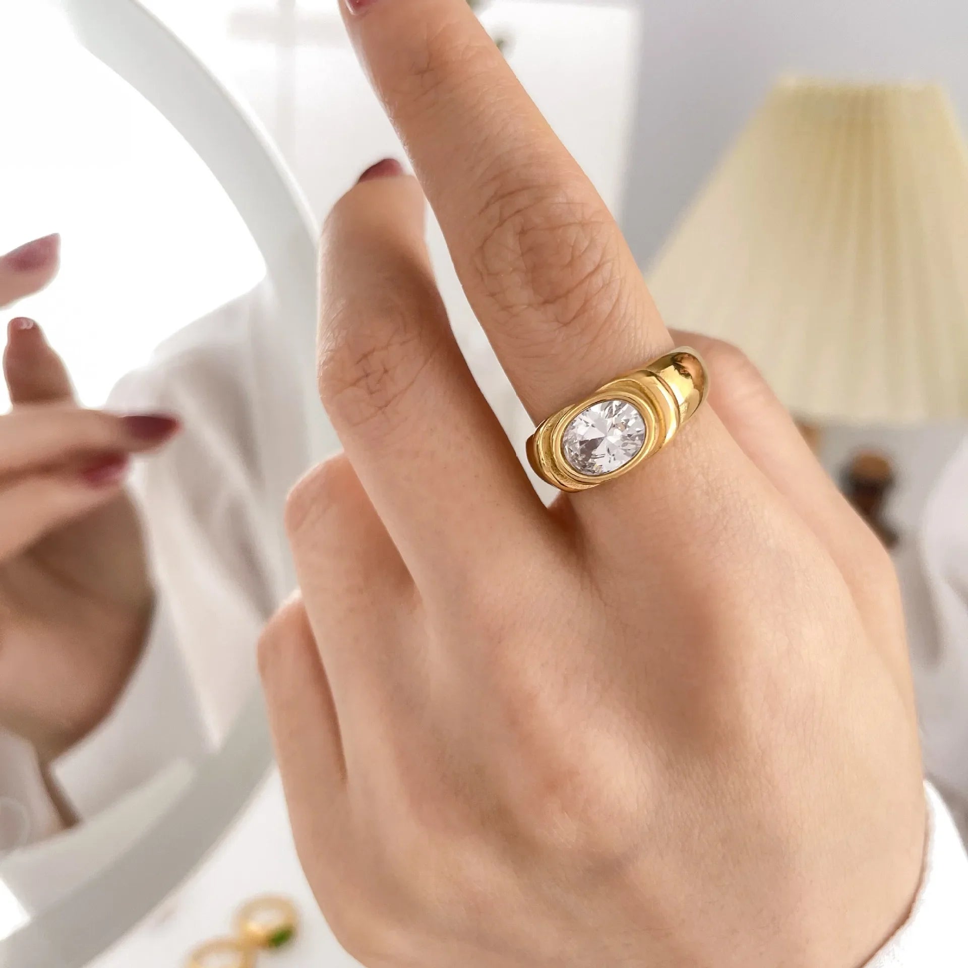 Ovaler Goldring mit Zirkonia