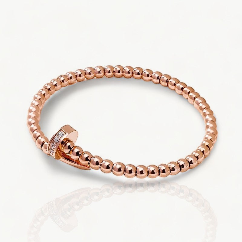 Armband mit goldenen Perlen