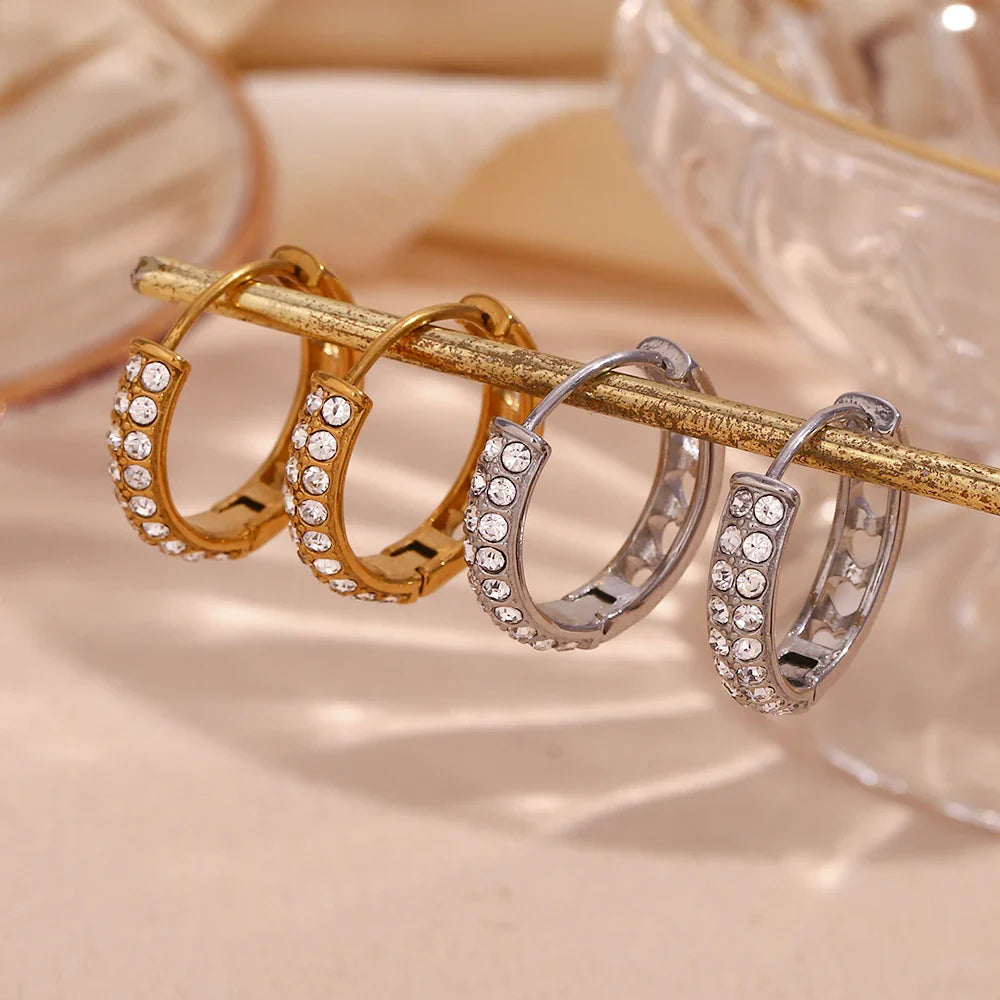 Funkelnde und hohle Herzohrringe