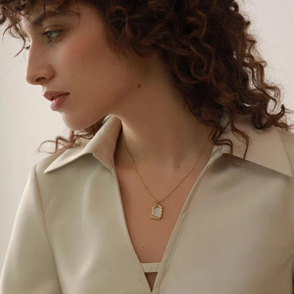 Halskette mit quadratischem Muschel-Anhänger