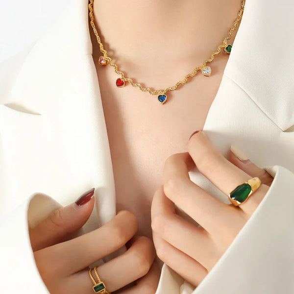 Goldene Halskette mit farbigen Herzsteinen