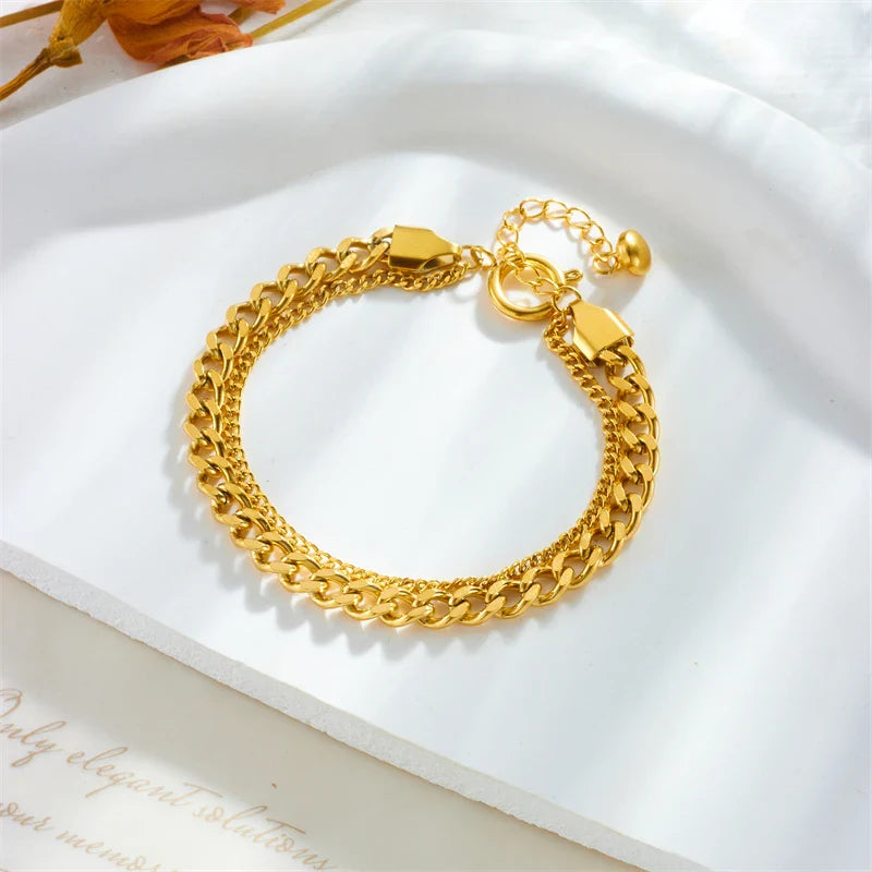 Goldenes Armband mit zwei Ketten