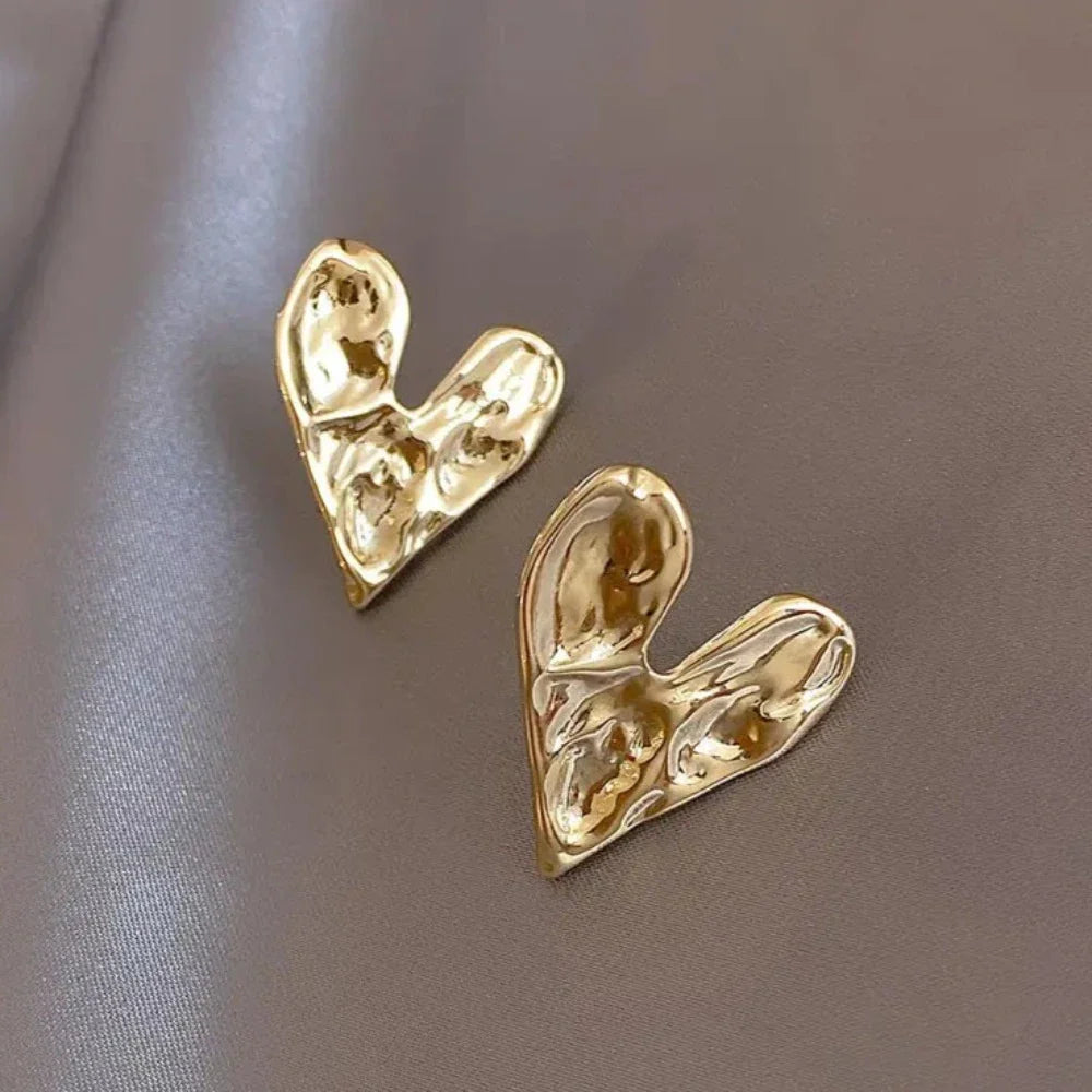 Ungleichmäßige Herzohrringe