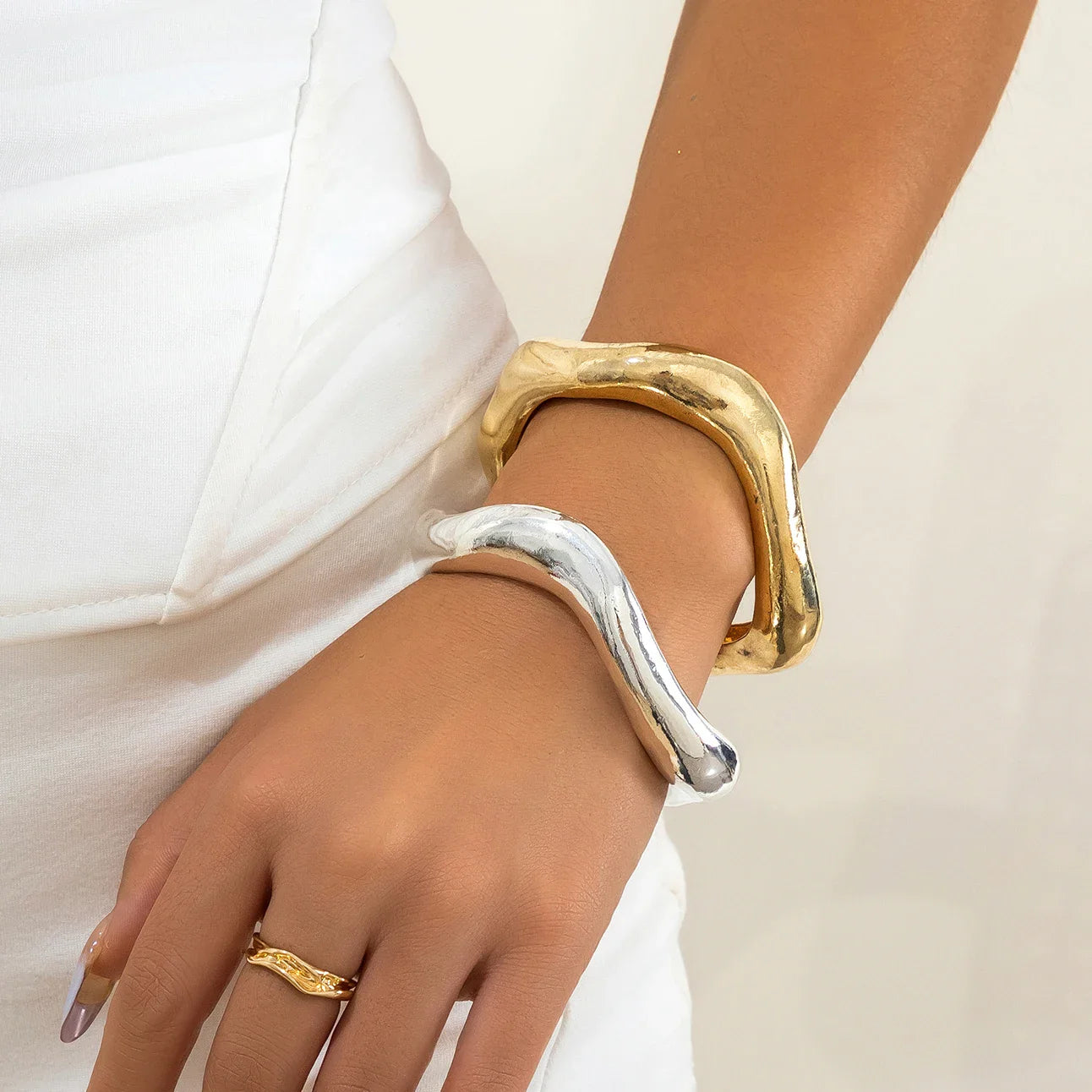 Übertrieben offenes Manschettenarmband