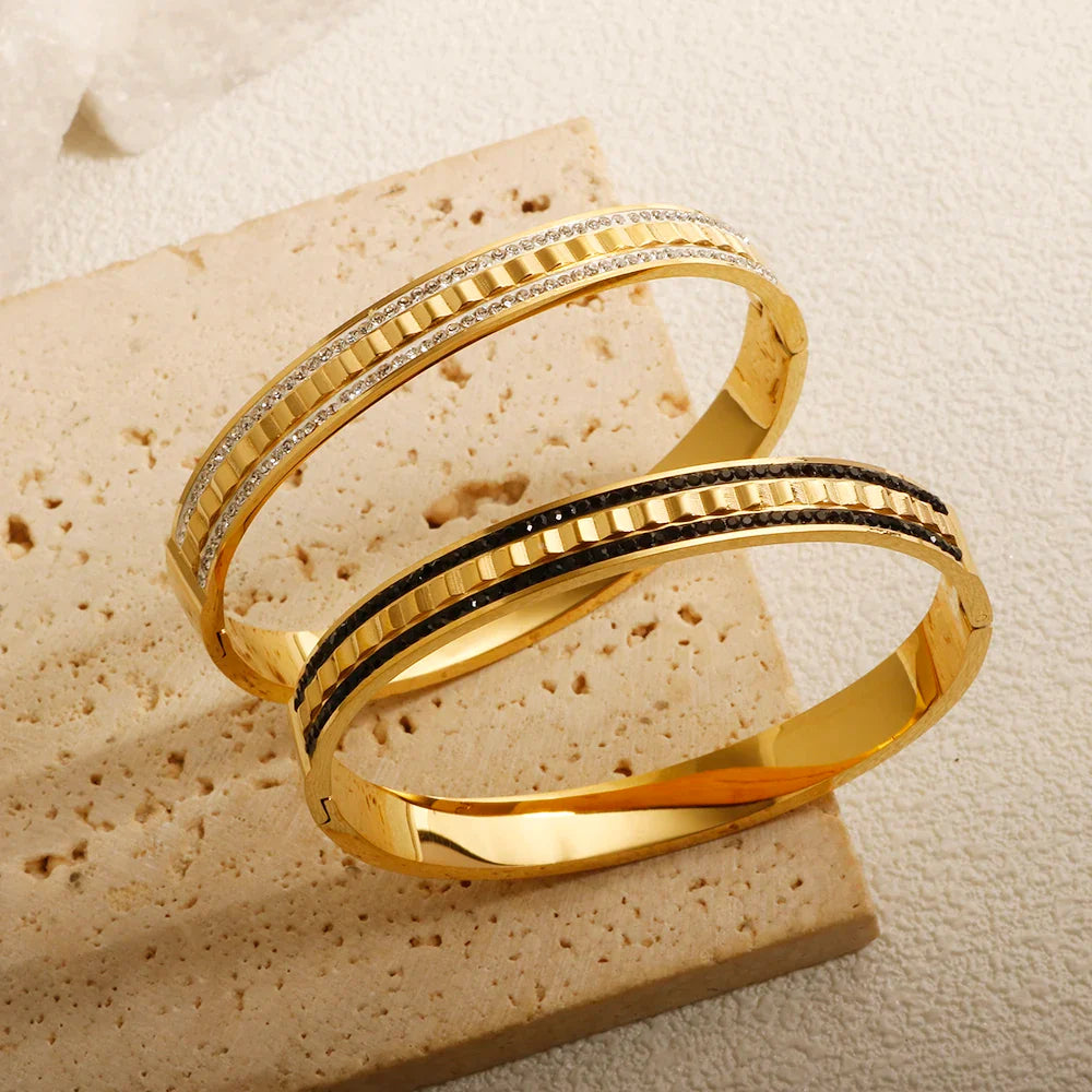 Armreif mit Kristallen in Schwarz und Weiß