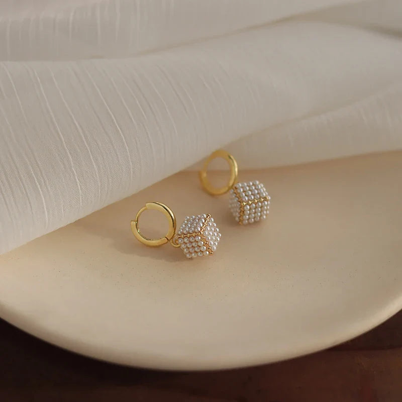 Ohrringe mit quadratischem Perlenanhänger