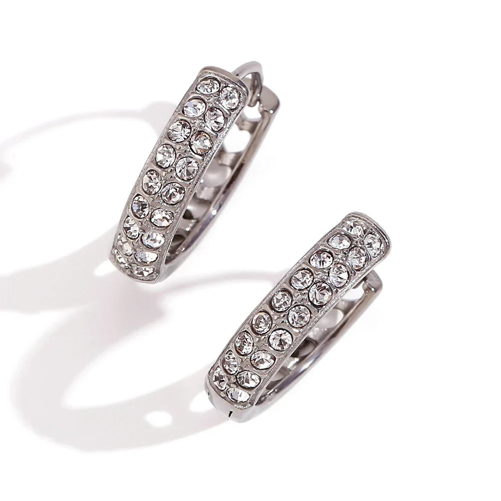 Funkelnde und hohle Herzohrringe