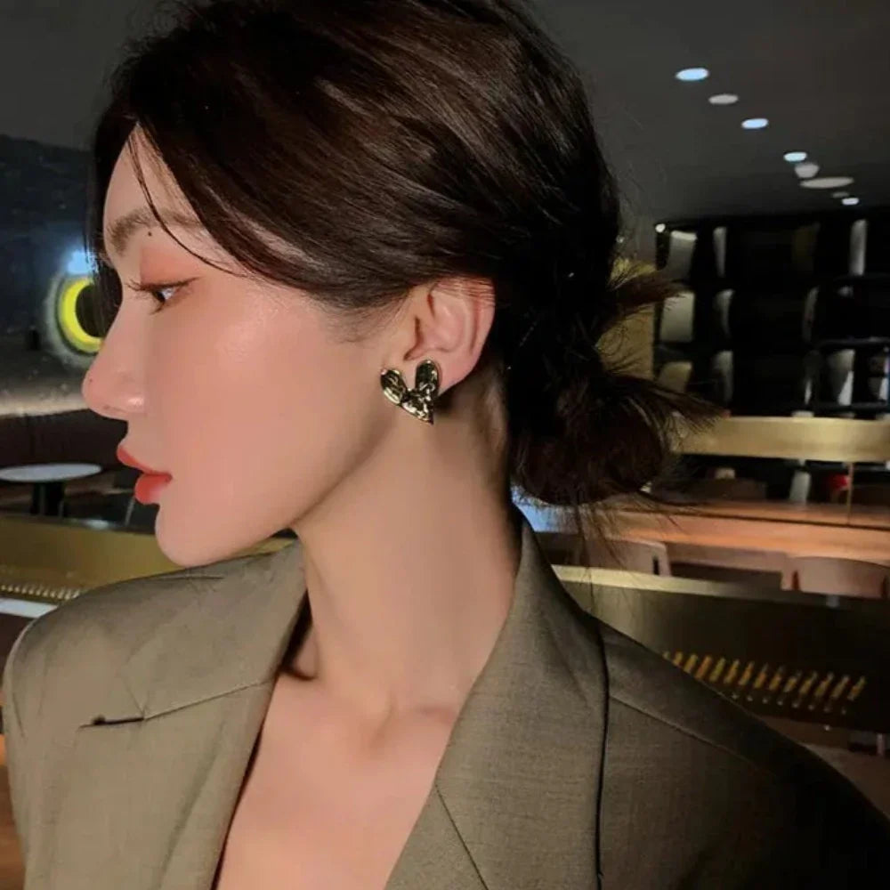 Ungleichmäßige Herzohrringe