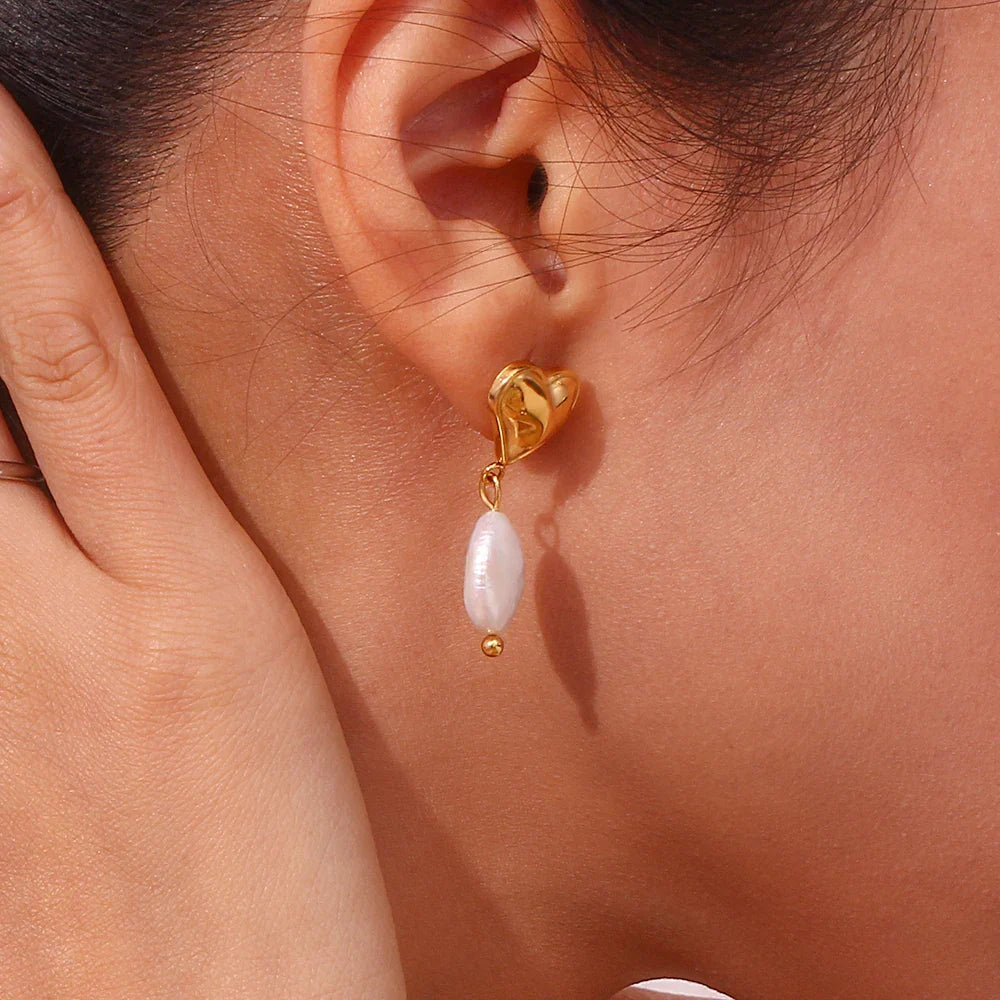 Runde Ohrhänger mit Süßwasserperlen in Herzform