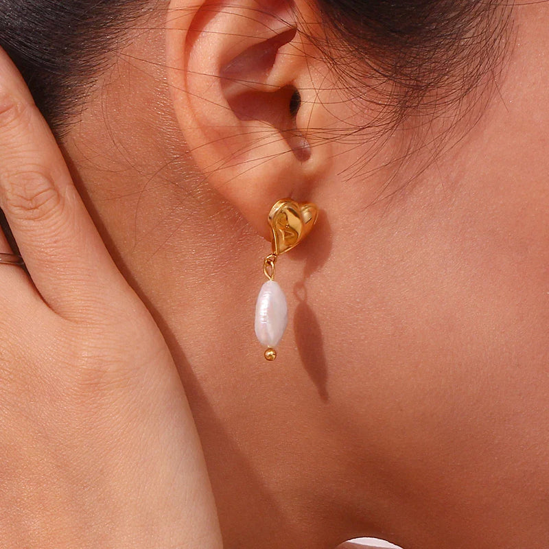 Runde Ohrhänger mit Süßwasserperlen in Herzform