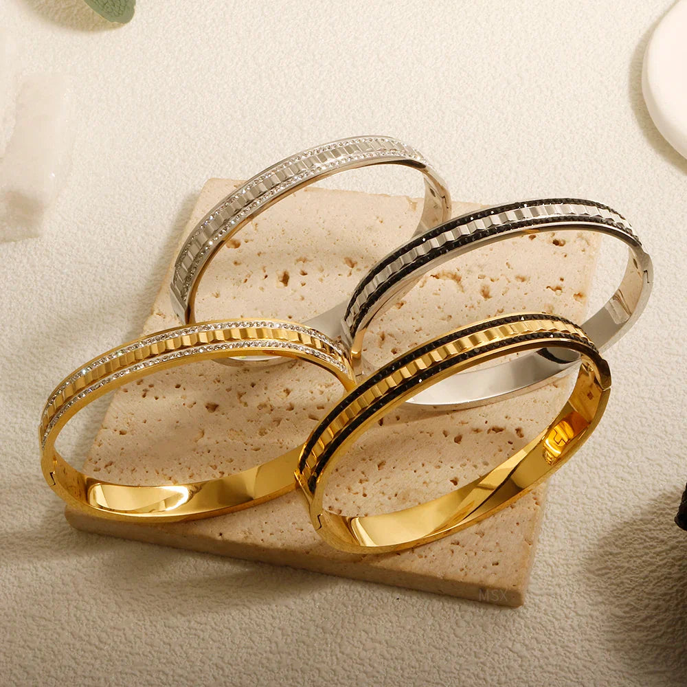 Armreif mit Kristallen in Schwarz und Weiß