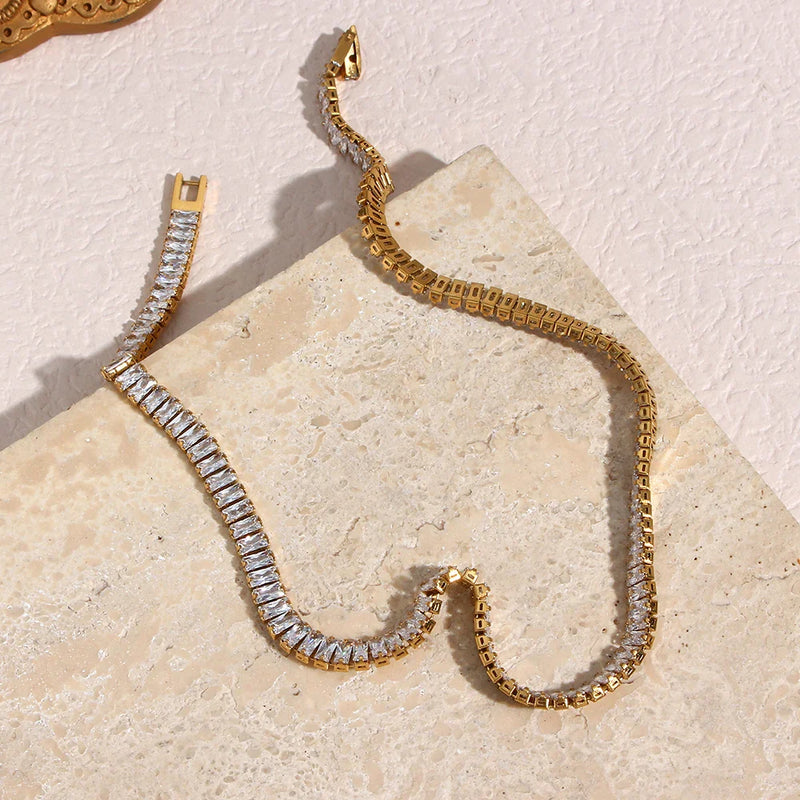 Chokerhalskette mit quadratischen Kristallen