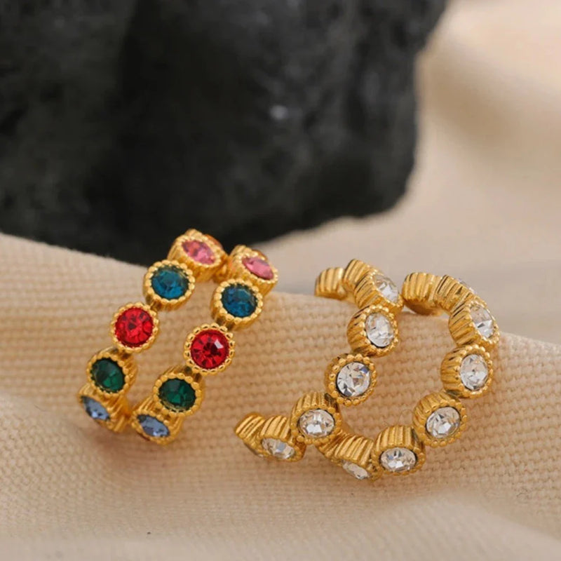 Halbe Creolen mit Steinen