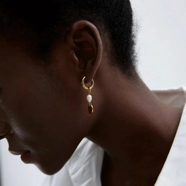 Tropfenohrringe mit Perlenanhänger und Blumenmotiv