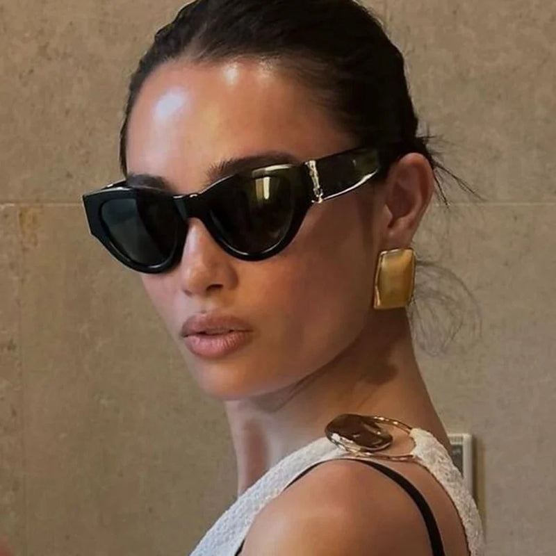 Goldene rechteckige Ohrringe