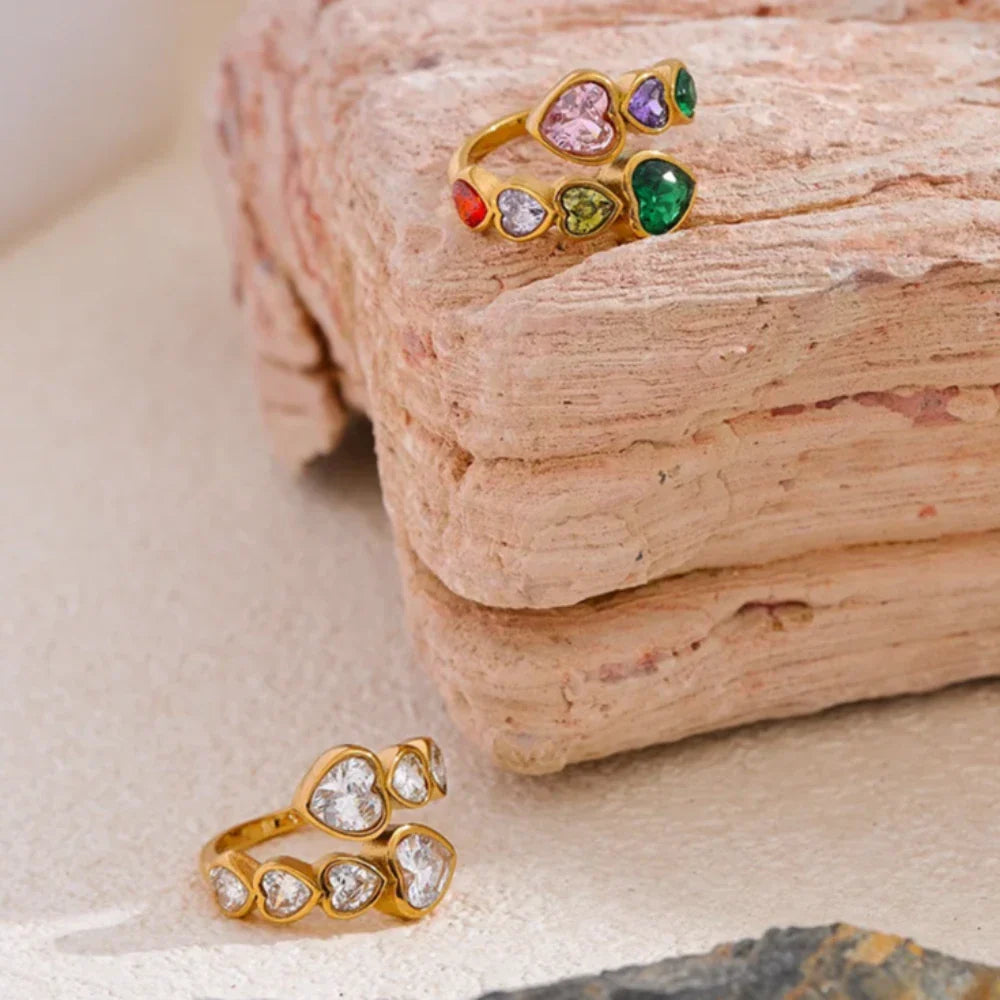 Verstellbarer Ring mit Herzsteinen