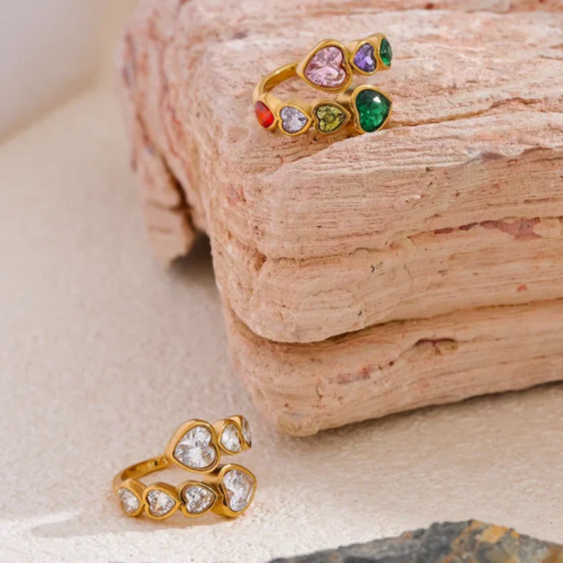 Verstellbarer Ring mit Herzsteinen