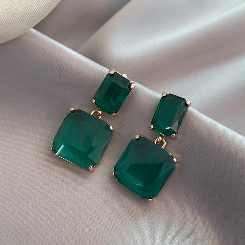 Luxuriöse Ohrringe mit geometrischem Anhänger