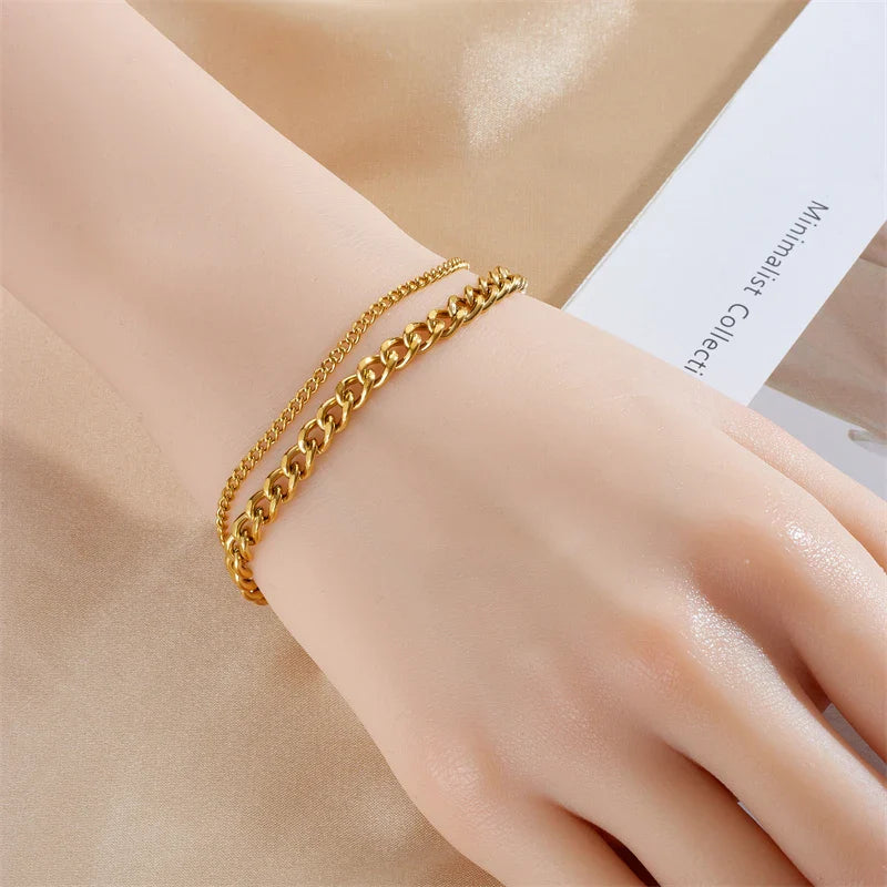 Goldenes Armband mit zwei Ketten