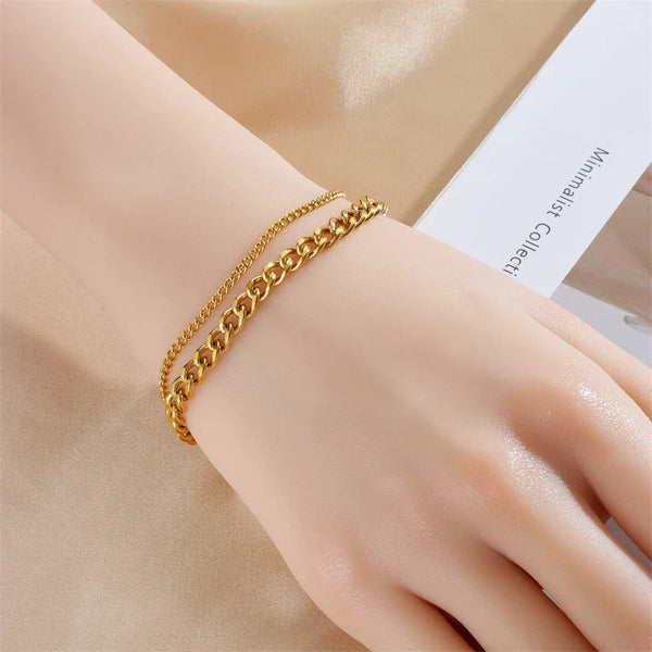 Goldenes Armband mit zwei Ketten