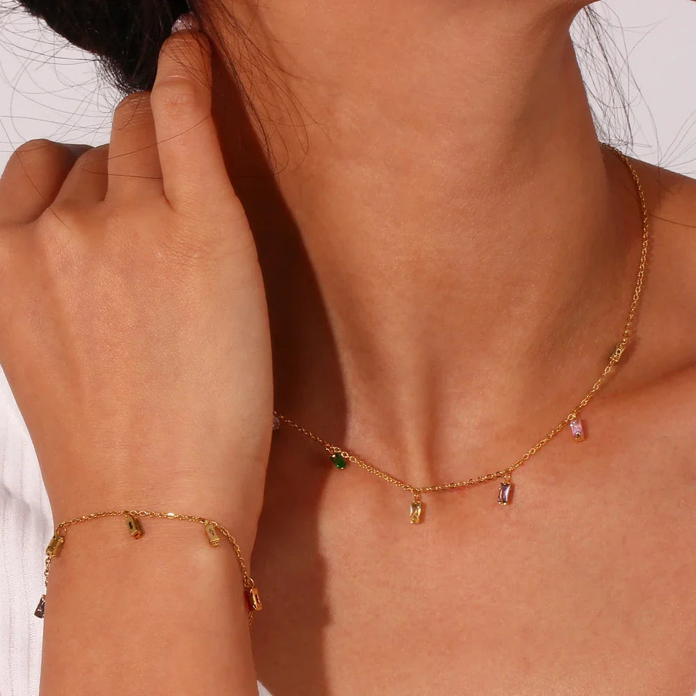 Bunte Halskette mit quadratischen Steinen