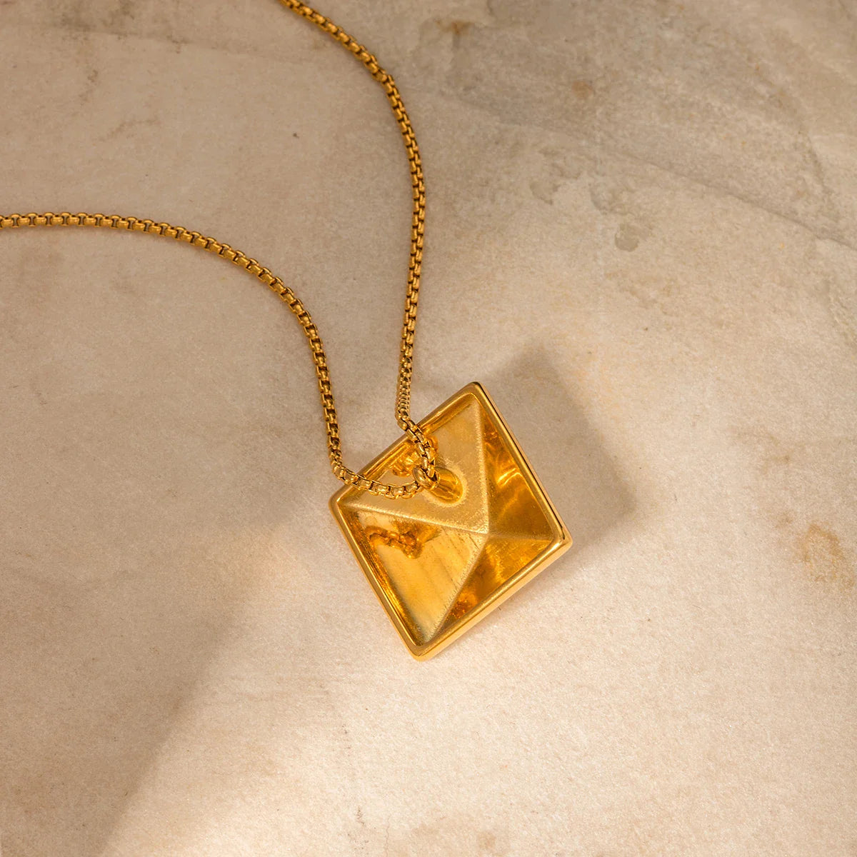 Halskette mit quadratischem Anhänger