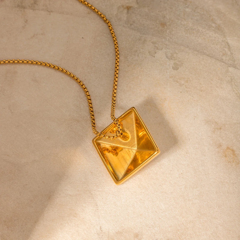 Halskette mit quadratischem Anhänger