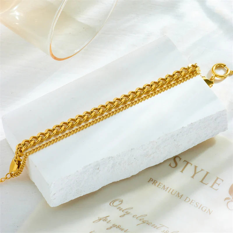 Goldenes Armband mit zwei Ketten