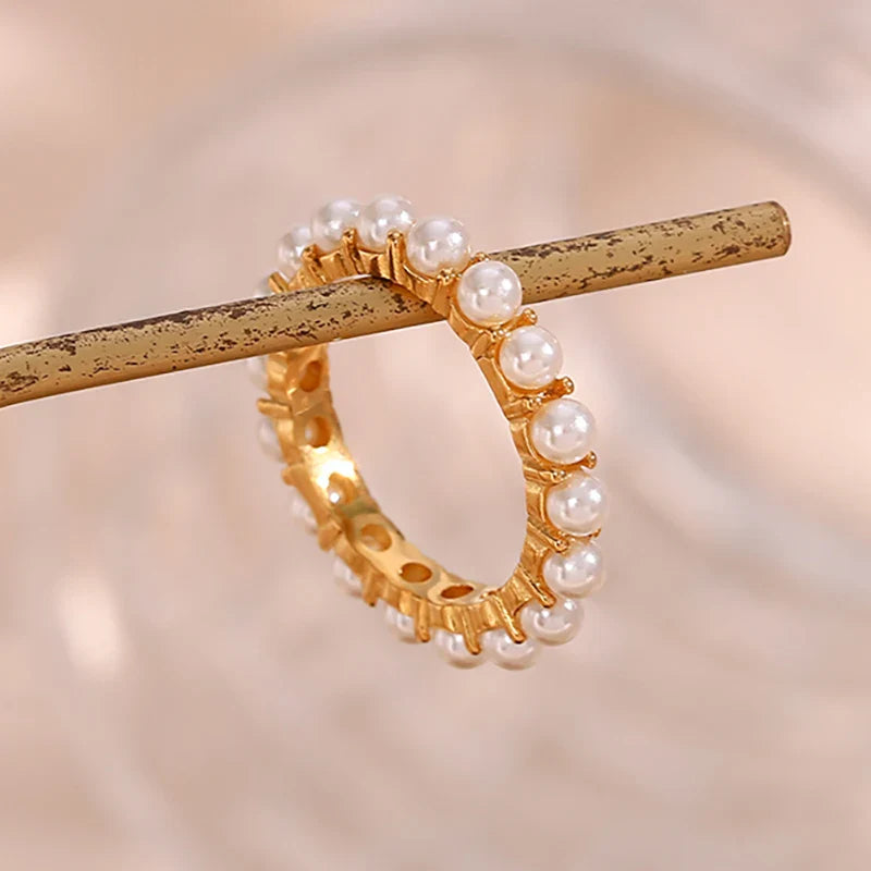 Eleganter runder Perlenring