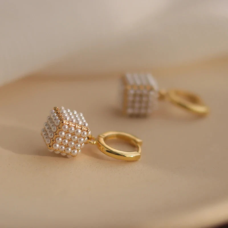 Ohrringe mit quadratischem Perlenanhänger