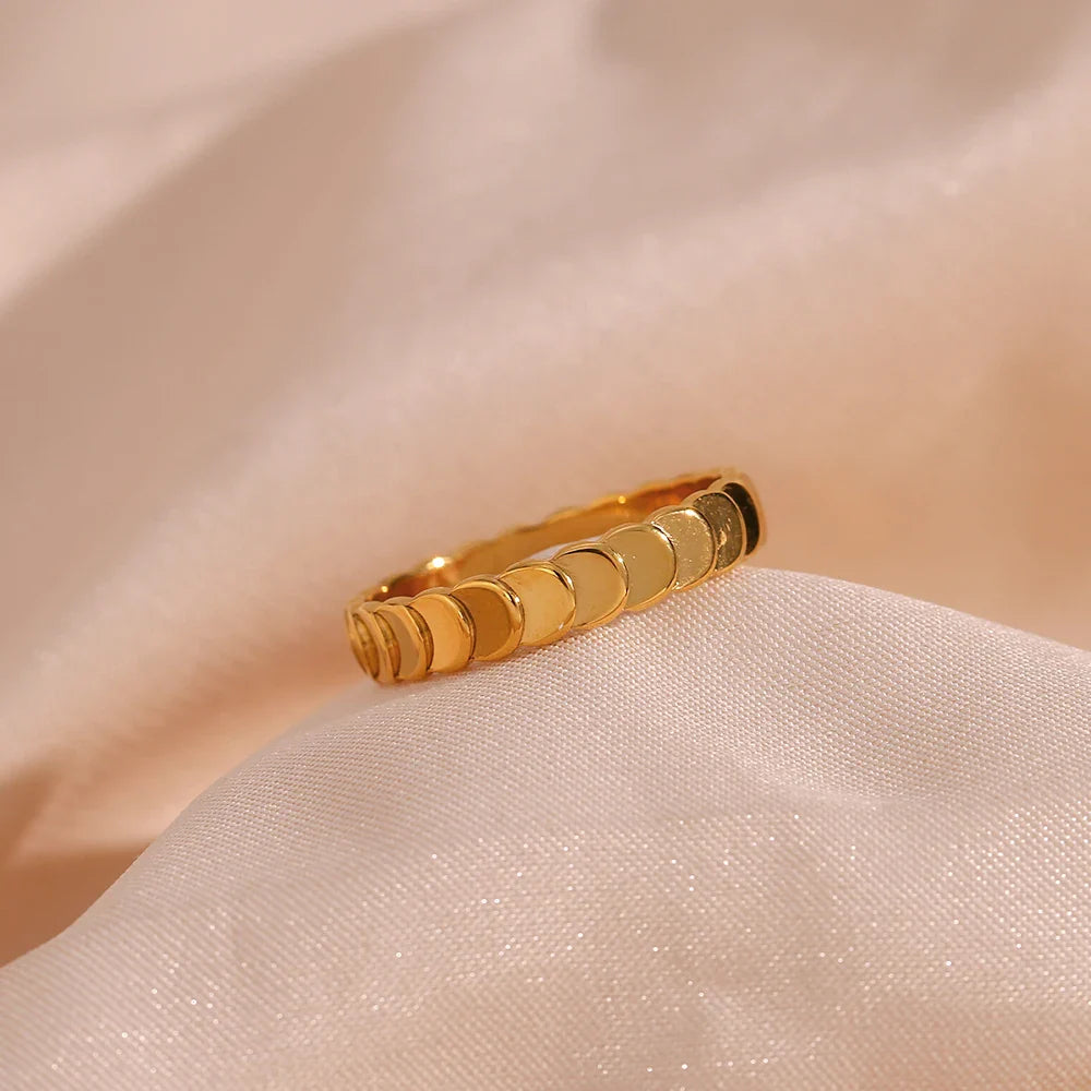 Ring mit Fischschuppenstruktur