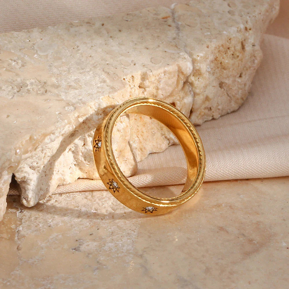 Ring mit Kristallsternen