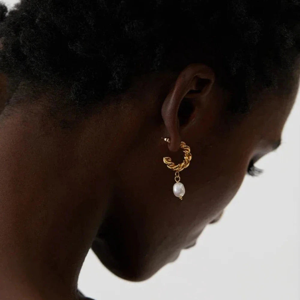 Gedrehte Tropfenohrringe aus Naturperlen
