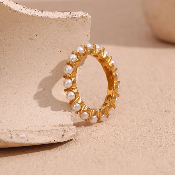 Eleganter runder Perlenring